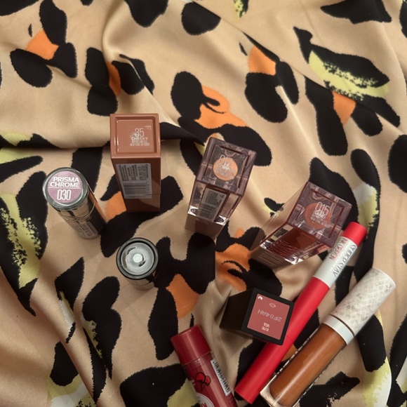 Shopper's Lipstick bundle: Maybelline, ELF, Revlon, Revolution, Essence, Catrice - Picture 2 of 3